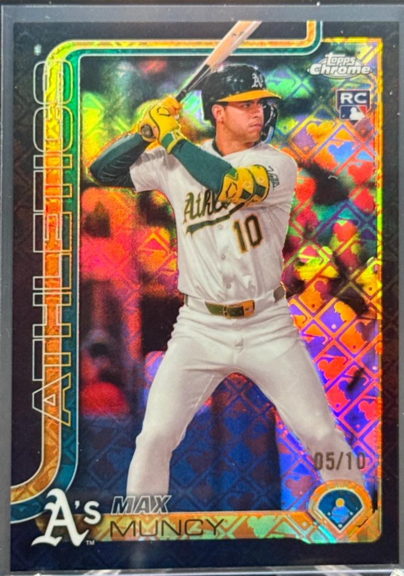 Max Muncy [Black Refractor] #221