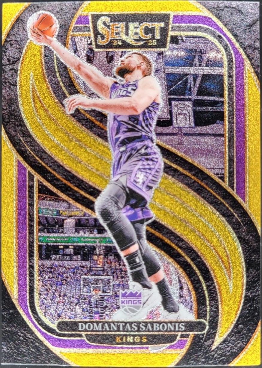 Domantas Sabonis [Gold Glitter Prizm] #135