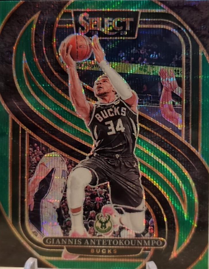 Giannis Antetokounmpo [Green Wave Prizm] #137