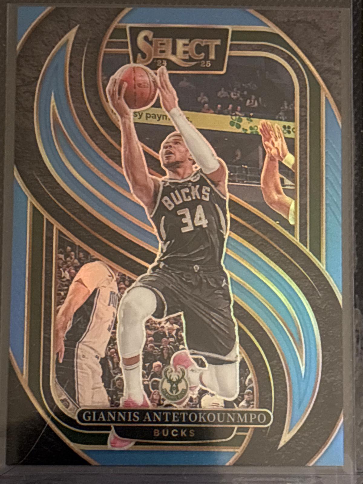 Giannis Antetokounmpo [Light Blue Prizm] #137