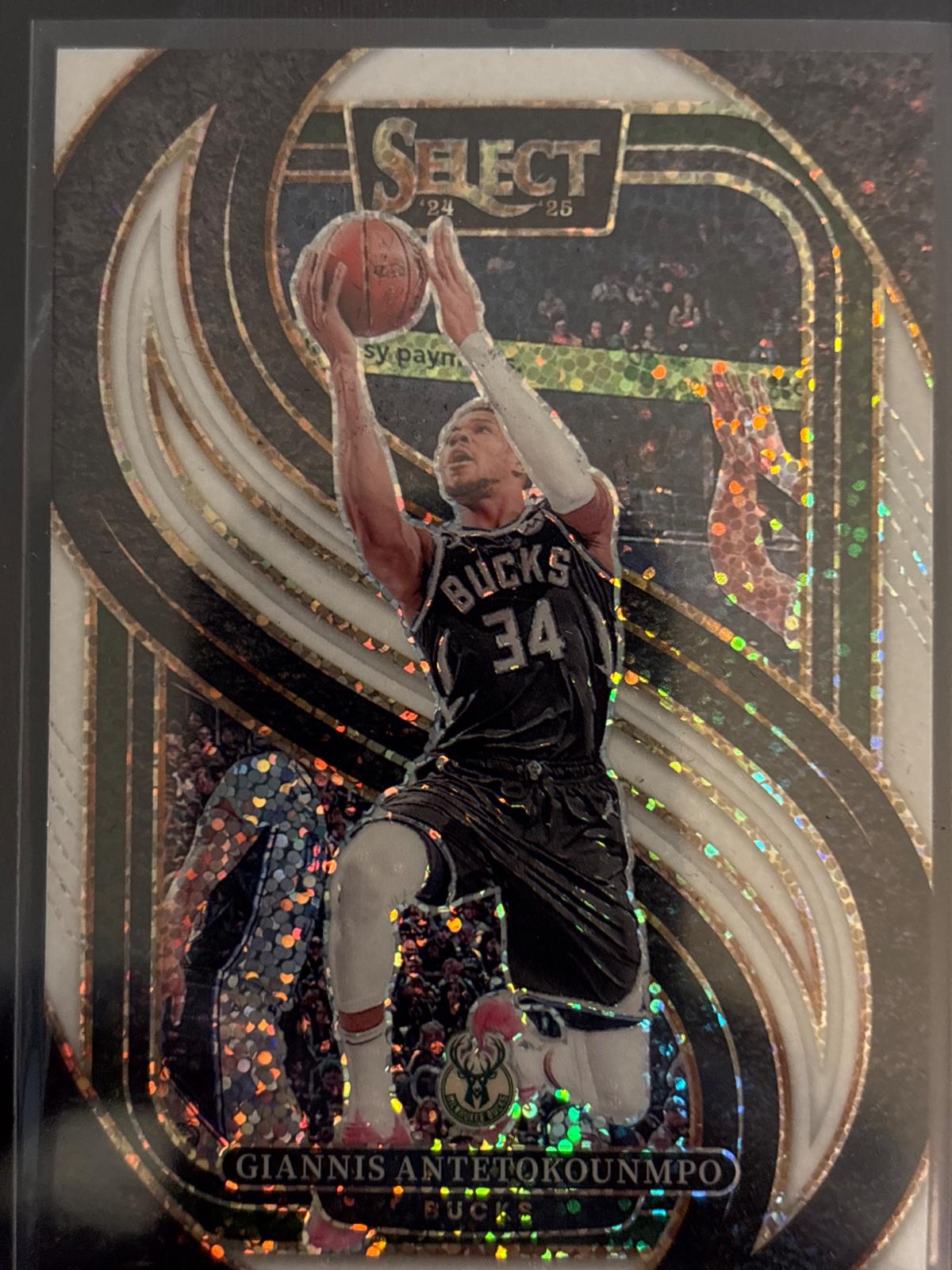 Giannis Antetokounmpo [White Sparkle Prizm] #137