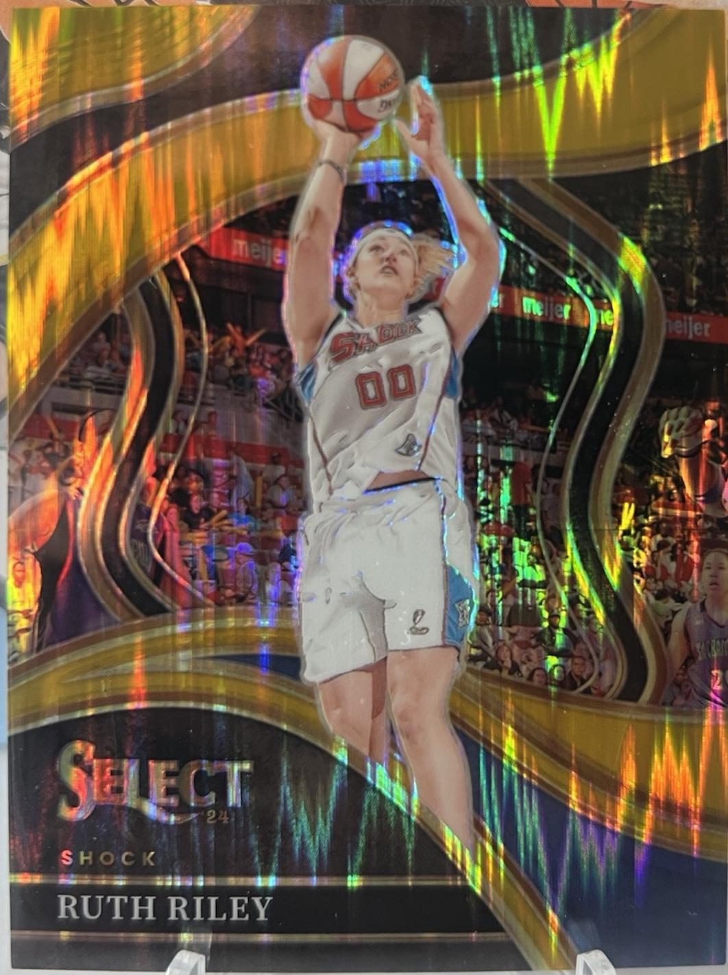 Trae Young [Gold Flash Prizm] #223