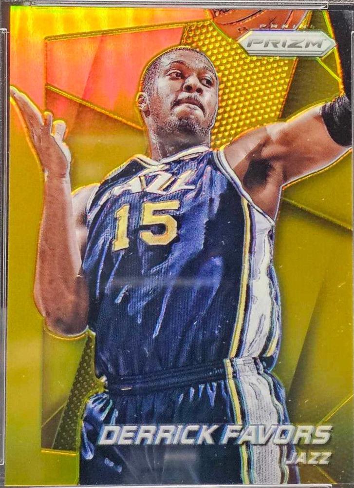 Derrick Favors [Gold Prizm] #91