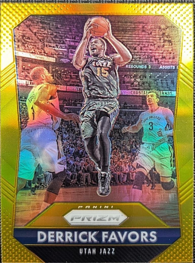Derrick Favors [Gold Prizm] #191
