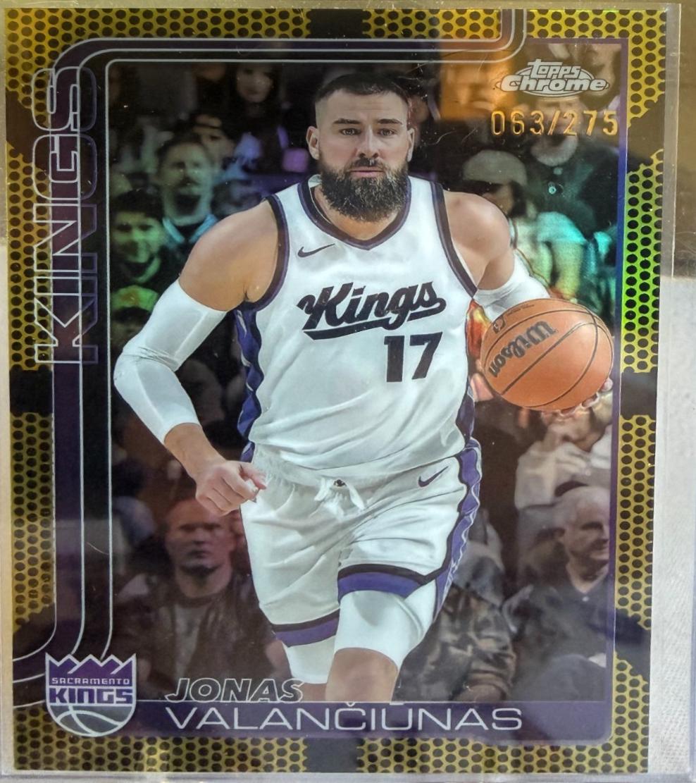 Jonas Valanciūnas [Yellow Basketball Refractor] #206