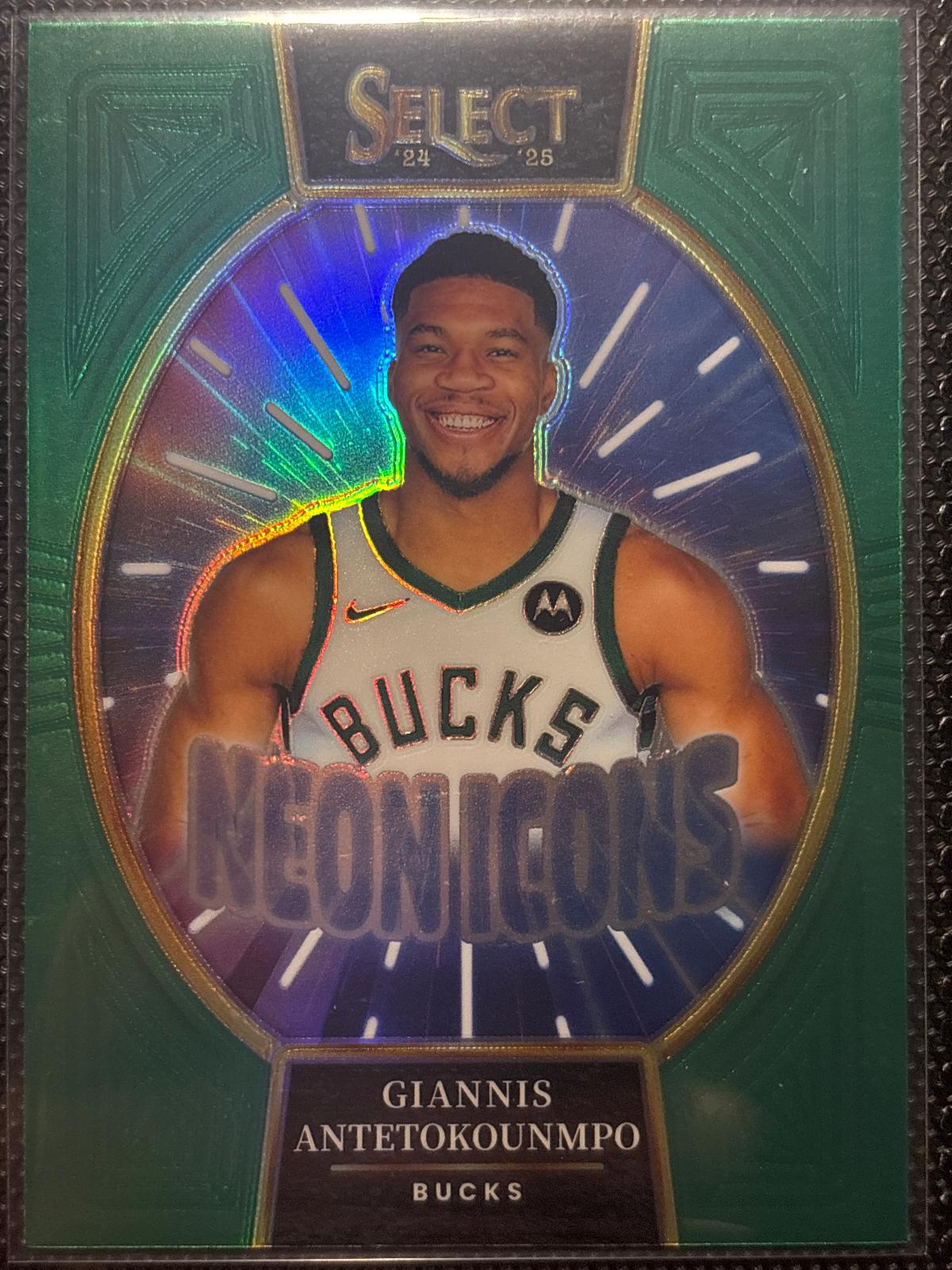 Giannis Antetokounmpo [Green Prizm] #16