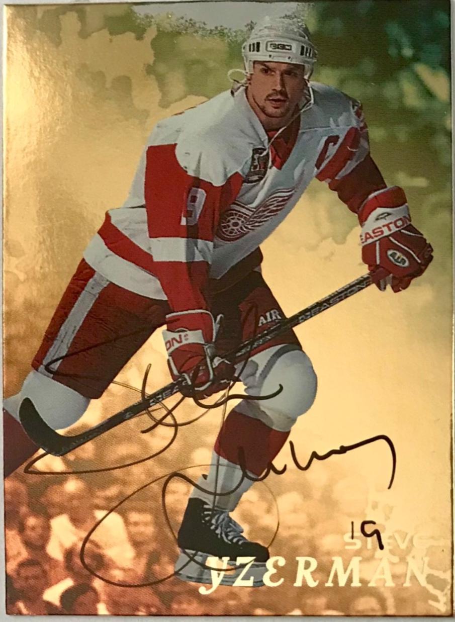 Steve Yzerman [Gold Autograph] #46