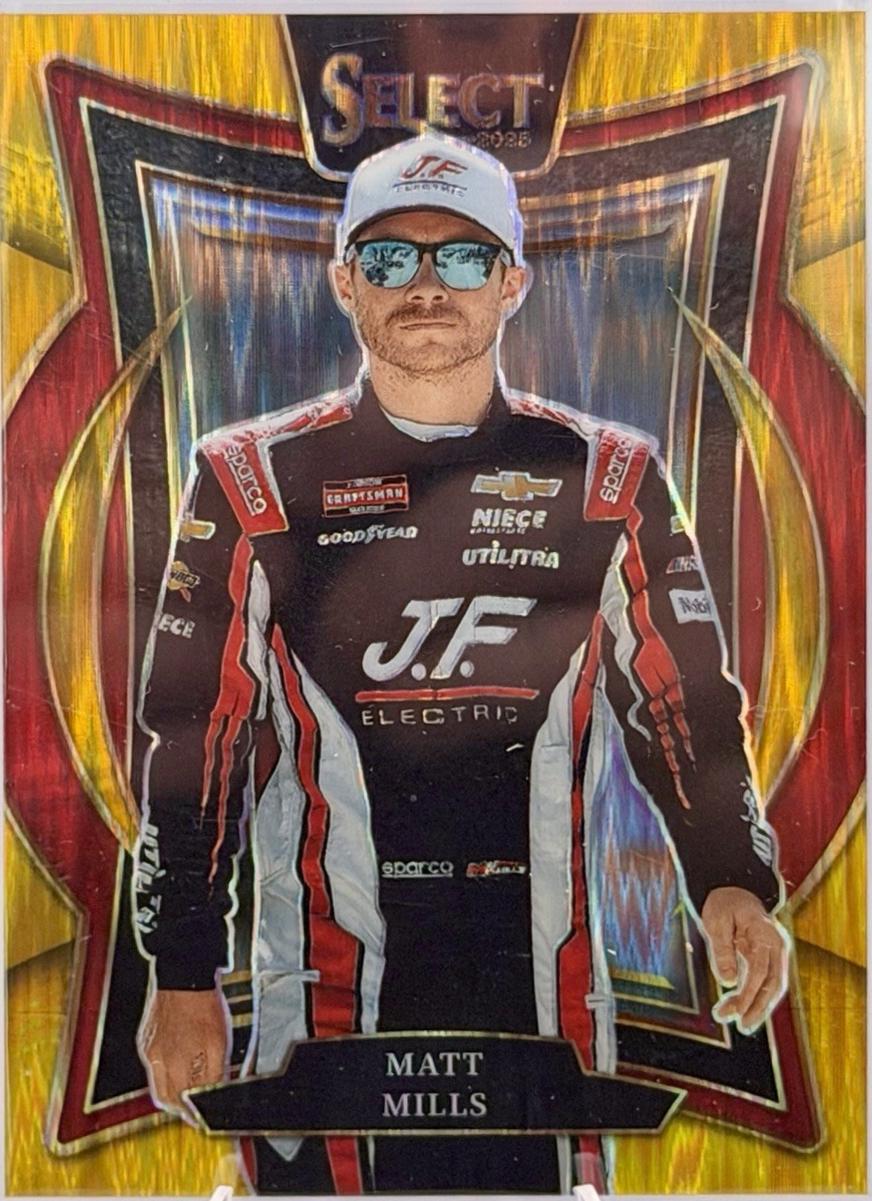 Matt Mills [Gold Prizm] #8