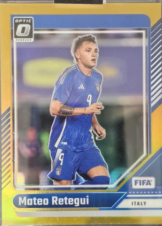 Mateo Retegui [Gold Optic] #17