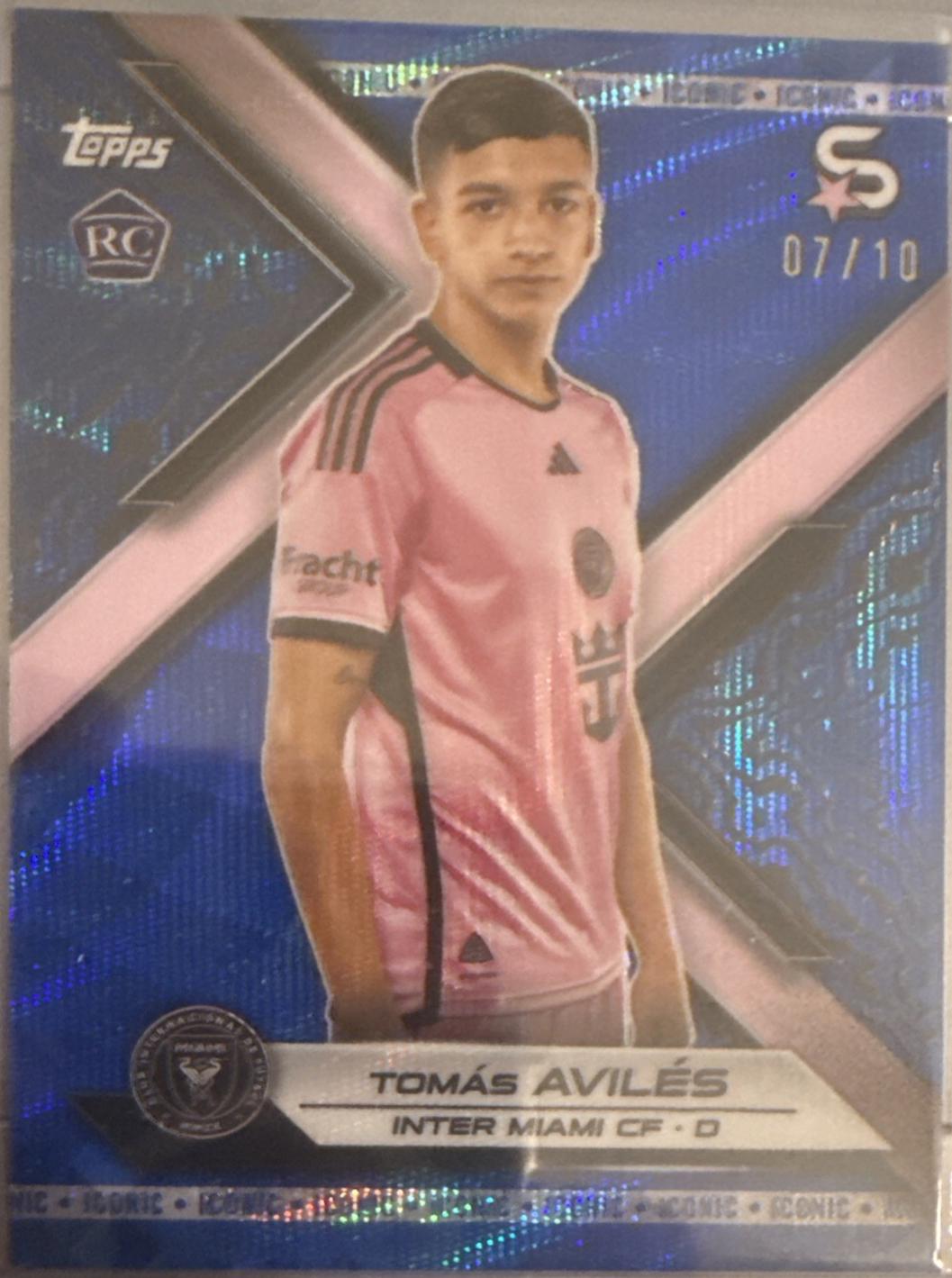 Tomas Aviles [Iconic Blue Wave Refractor Chrome] #8