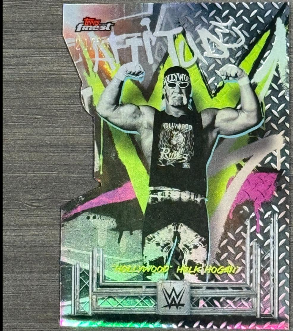 Hollywood Hulk Hogan™ [Die-Cut Refractor] #285