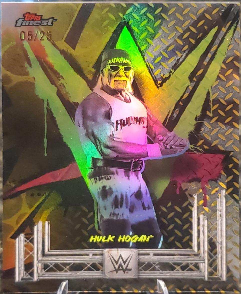 Hulk Hogan™ [Gold Refractor] #185