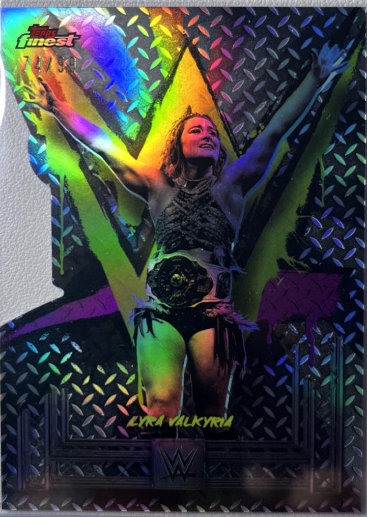 Lyra Valkyria [Die-Cut Refractor] #49