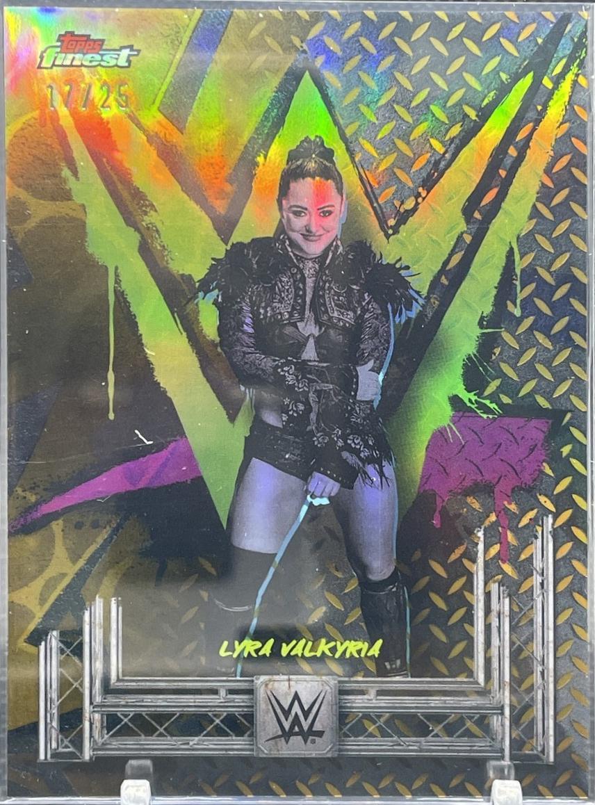 Lyra Valkyria [Gold Refractor] #176