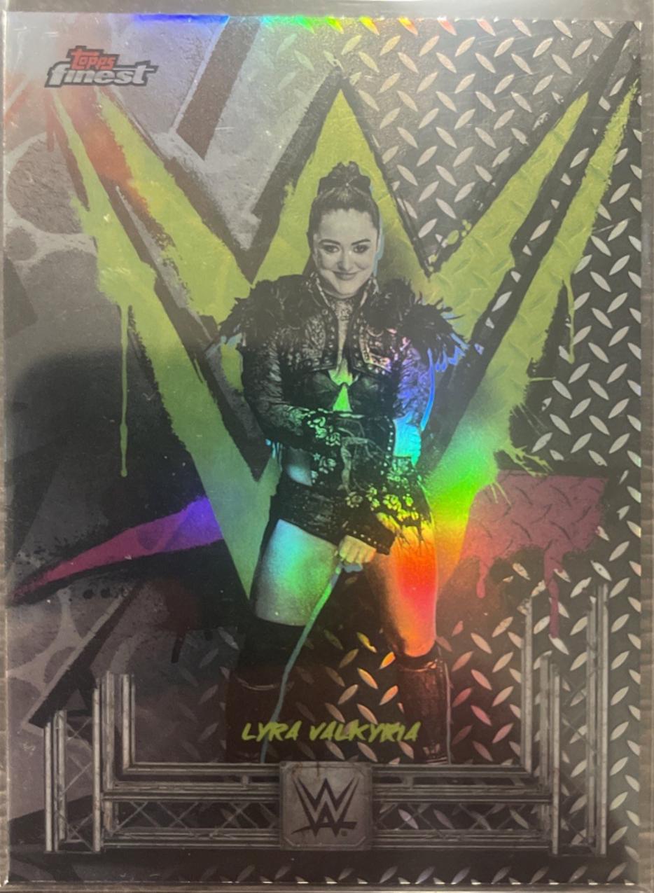 Lyra Valkyria [Refractor] #176