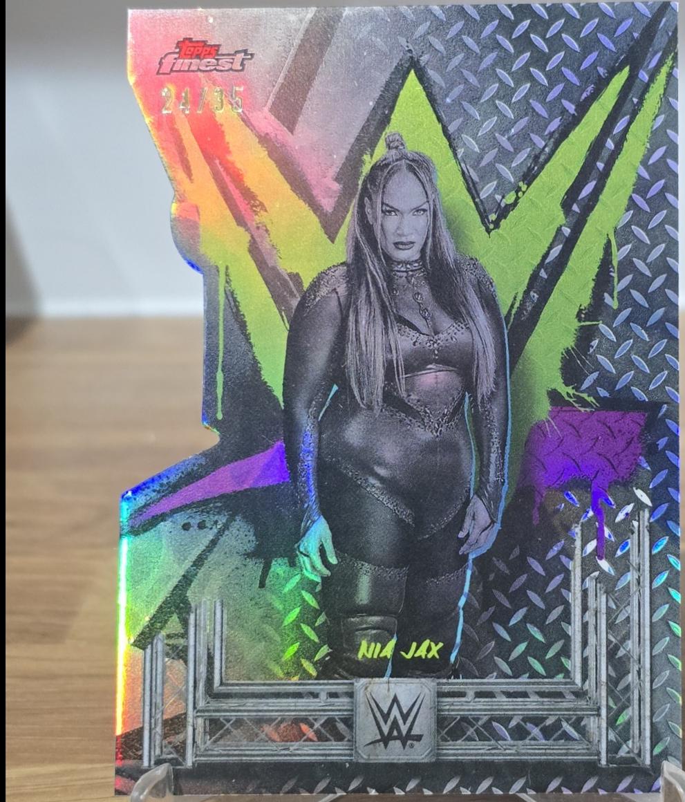 Nia Jax [Die-Cut Refractor] #166