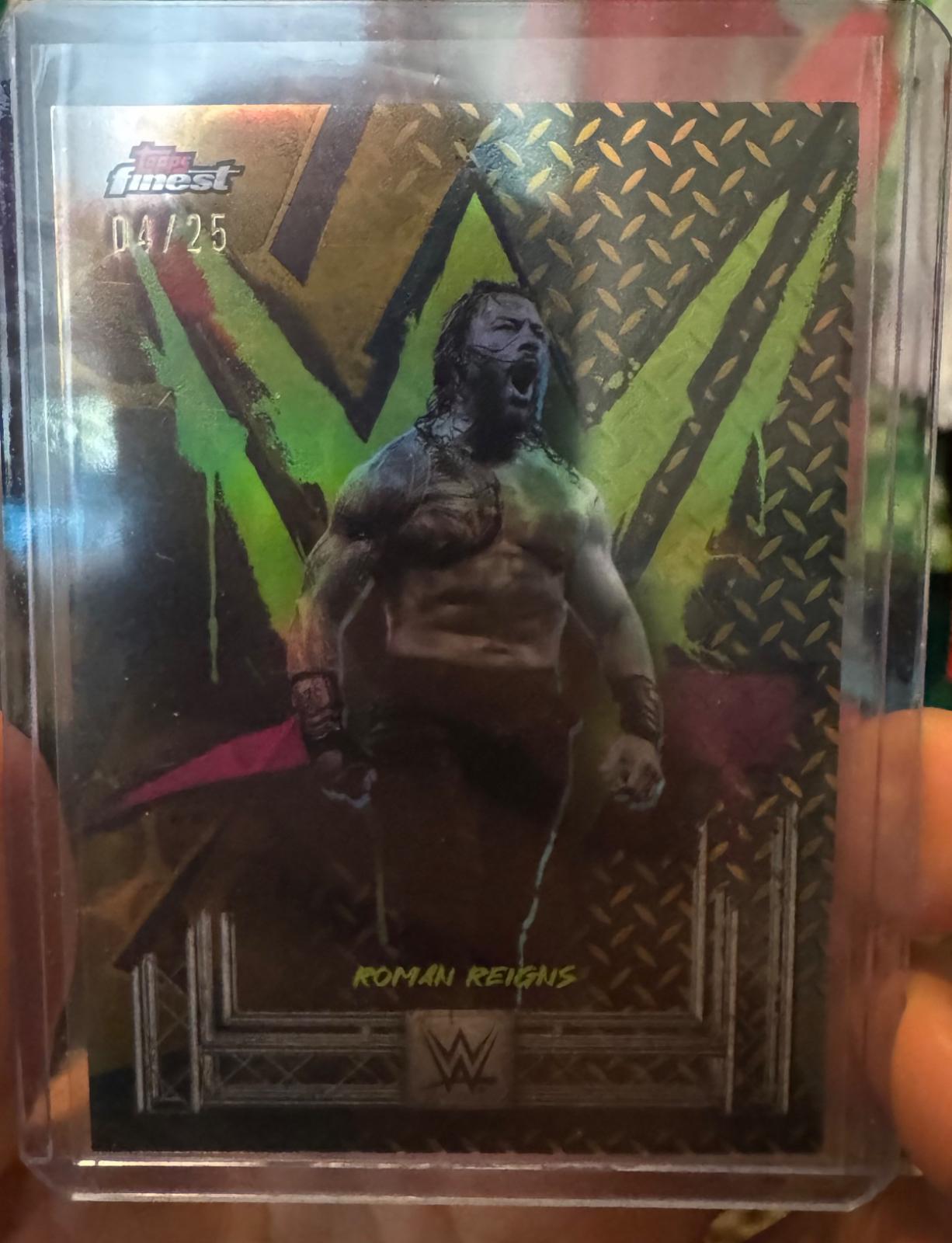 Roman Reigns [Gold Refractor] #101
