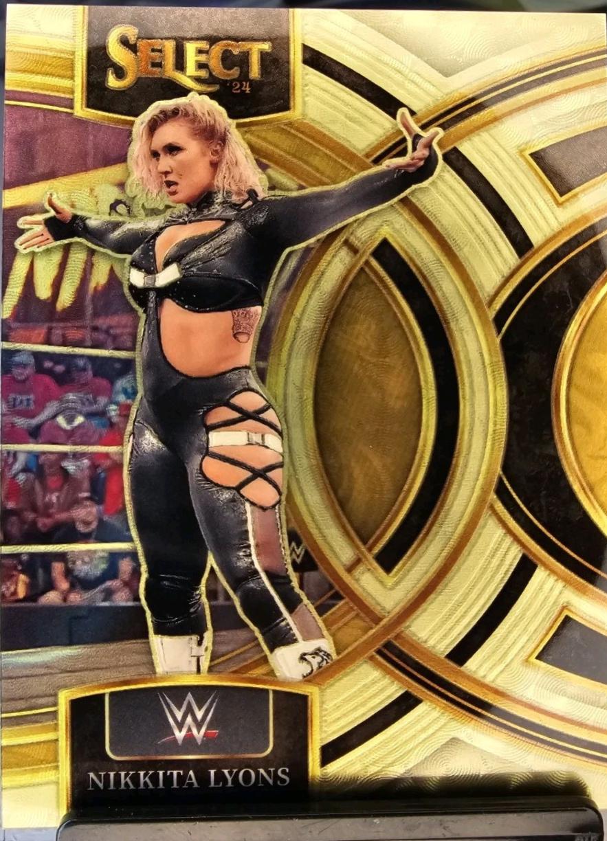 Nikkita Lyons [Gold Vinyl Prizm] #142