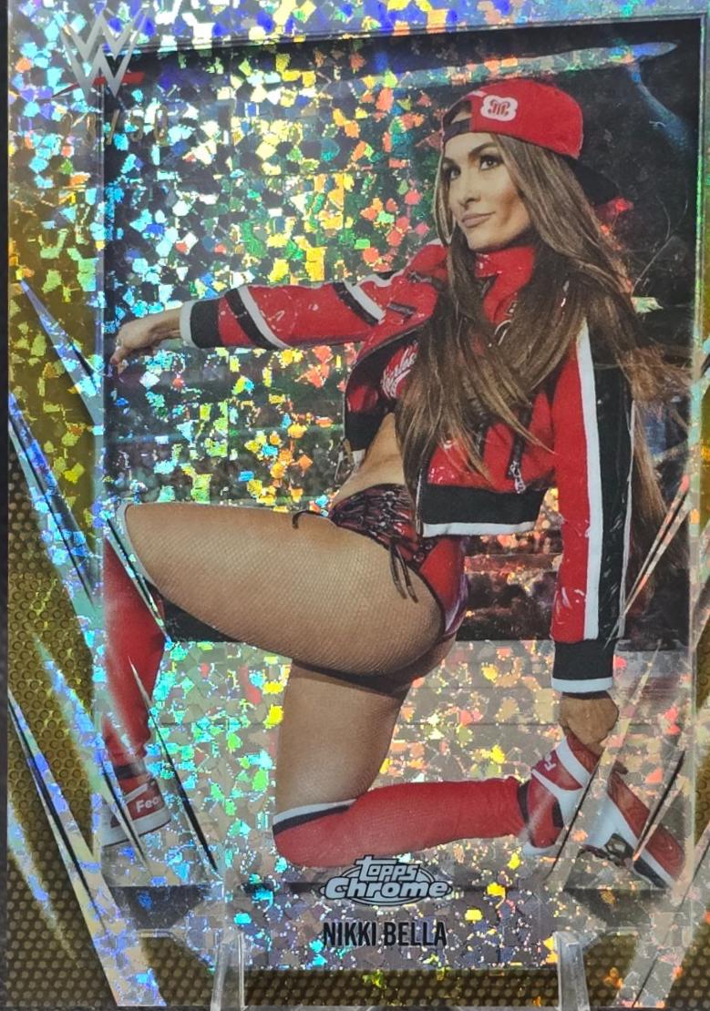 Nikki Bella [Gold Mini Diamond Refractor] #194
