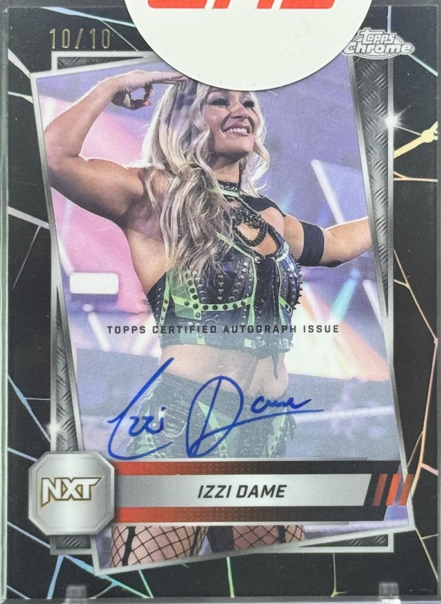 Izzi Dame [Autograph Black Refractor] #55